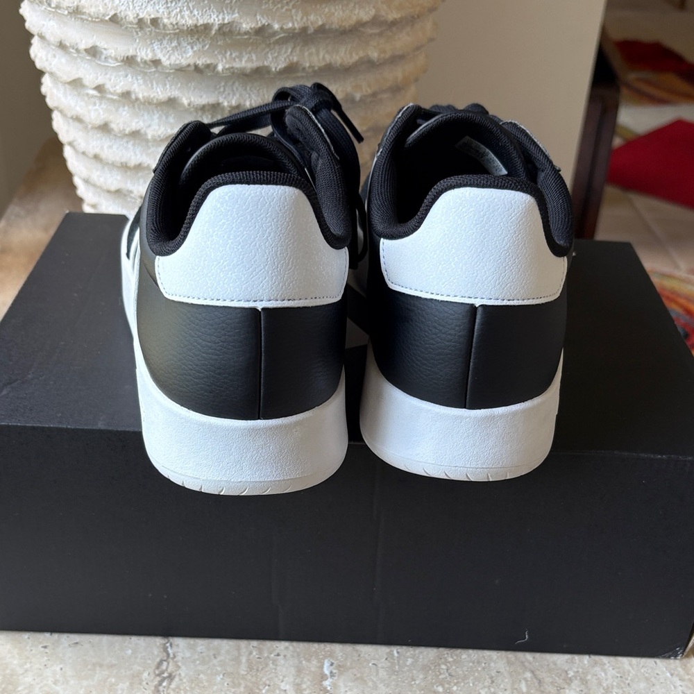 NWB-Men’s Adidas Classic Black and White Trainers-new never worn - Picture 11 of 15